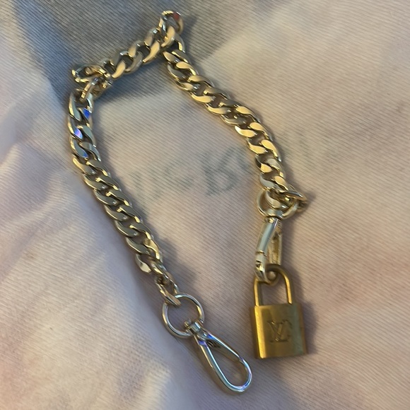 Louis Vuitton Authentic key and lock with brass chain. - Picture 6 of 9